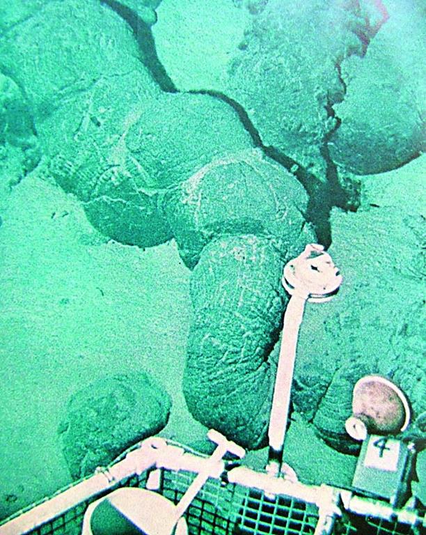 Базальтовая лава на дне океана (снимок с глубоководного аппарата)