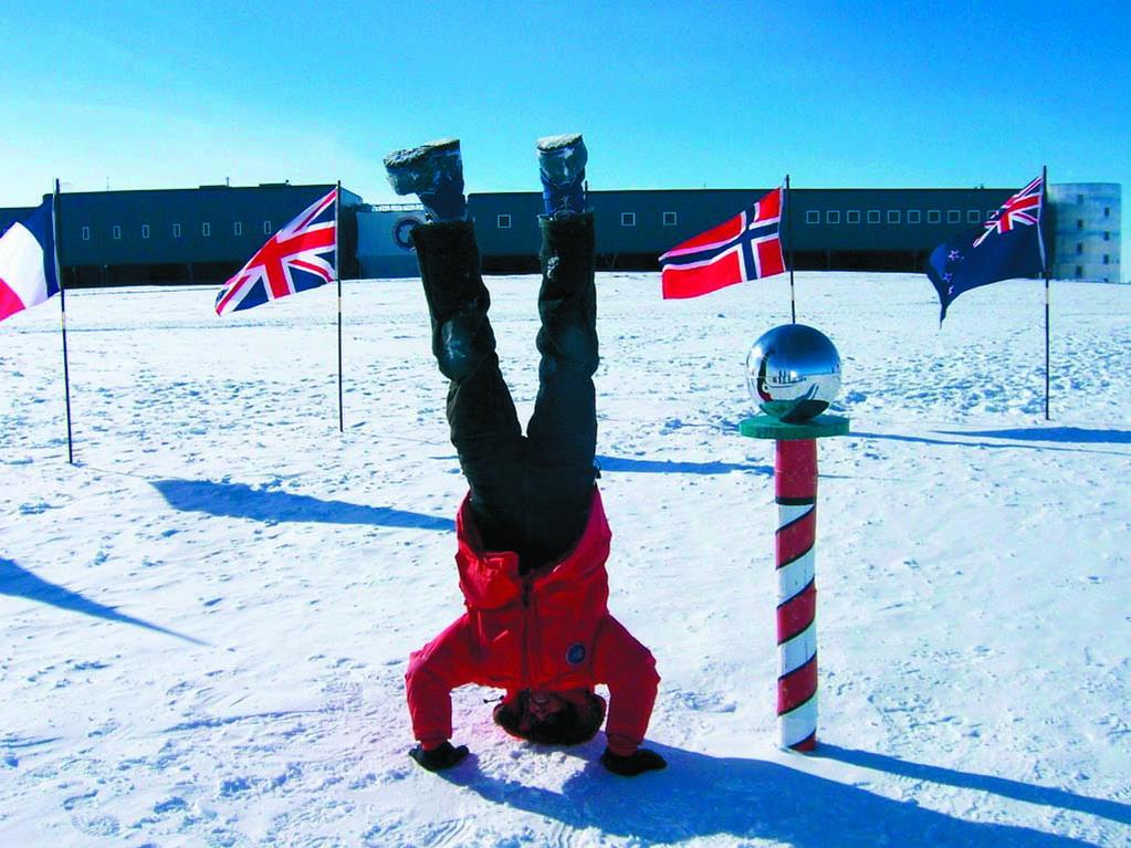 Научно-исследовательская станция «Амундсен-Скотт». Фотография на память о Южном полюсе