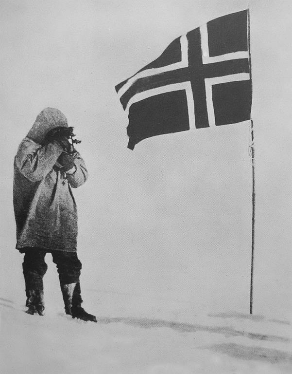 Руал Амундсен на Южном полюсе (старая фотография)
