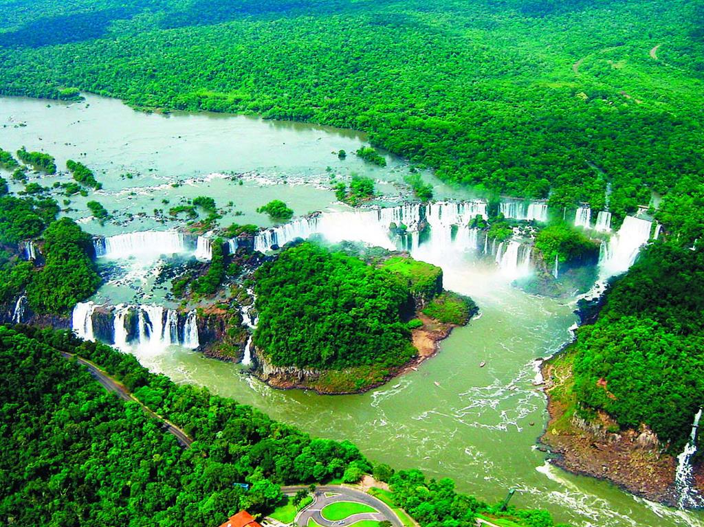 Водопад Игуасу на границе Аргентины и Бразилии