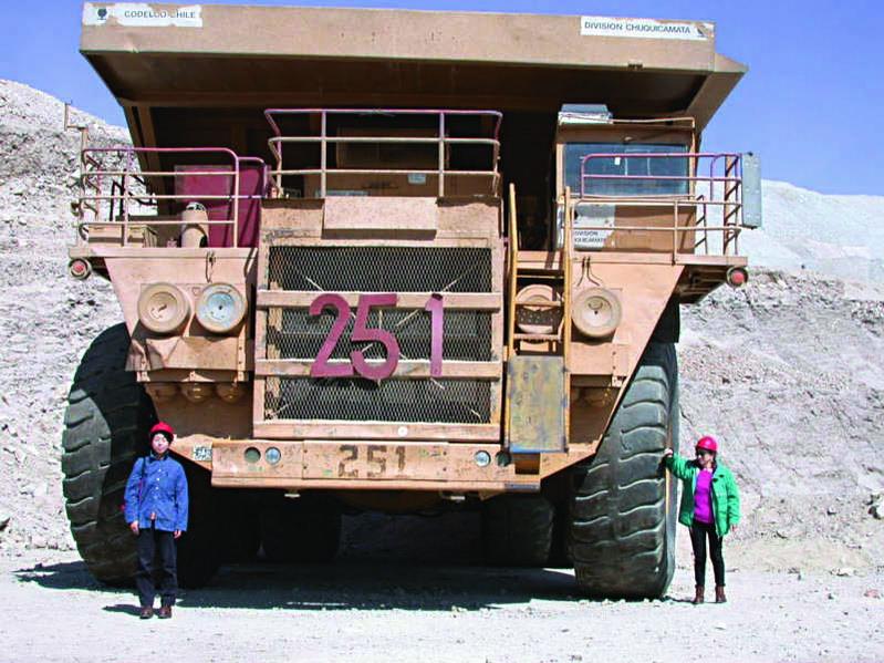 Такие грузовики работают на чилийских медных рудниках