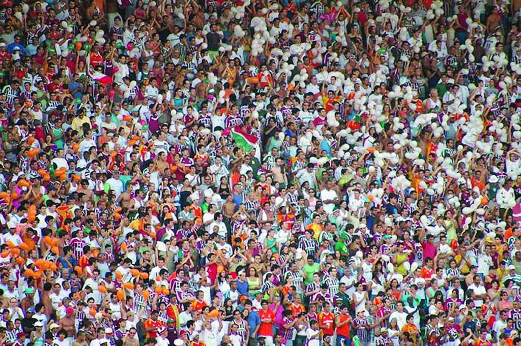 Болельщики на стадионе Маракана в Рио-де-Жанейро (Бразилия)