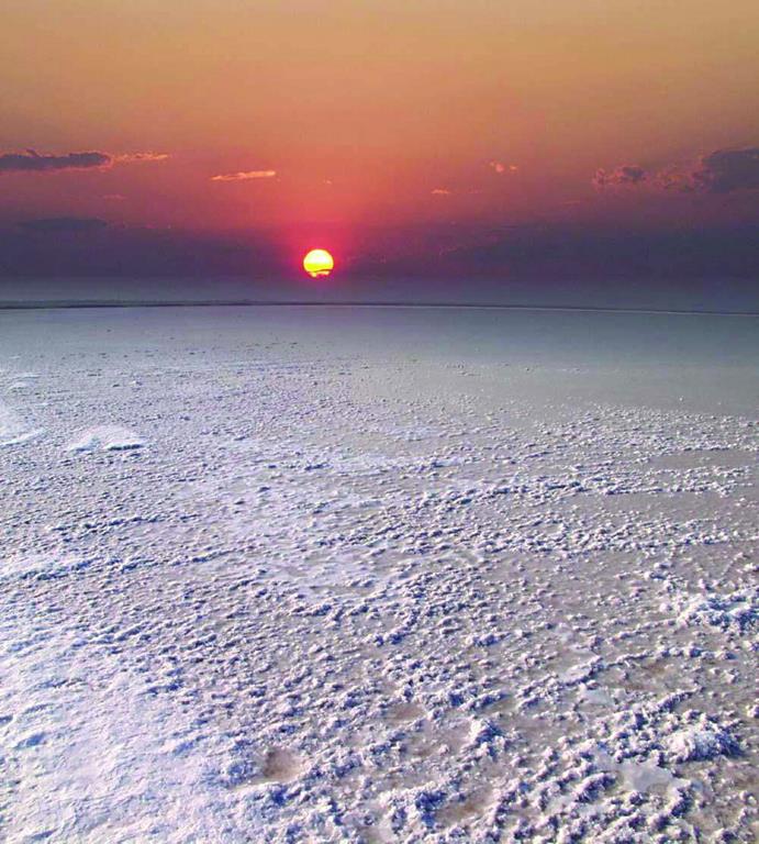 Соль на поверхности озера Эльтон