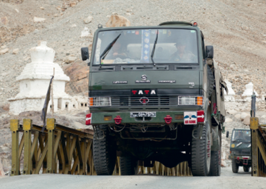 Военный грузовик вооружённых сил Индии на границе с Пакистаном в Кашмире