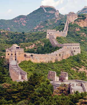 Небольшой отреставрированный участок Великой Китайской стены