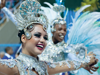 Участники традиционного карнавала в Рио-де-Жанейро