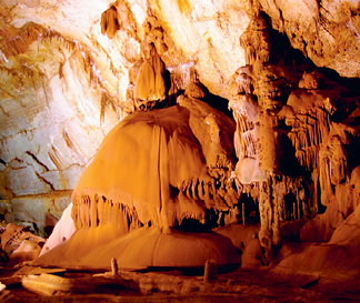 Рис. 127. Карстовая пещера Мраморная, Крым
