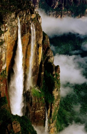Самый высокий водопад в мире Анхель находится на границе Венесуэлы и Бразилии. Высота водопада составляет 3,200 футов. (Krzysztof Dydynsk / Lonely Planet)