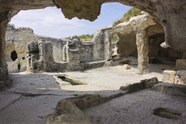 пещерный город Тепе-Кермен