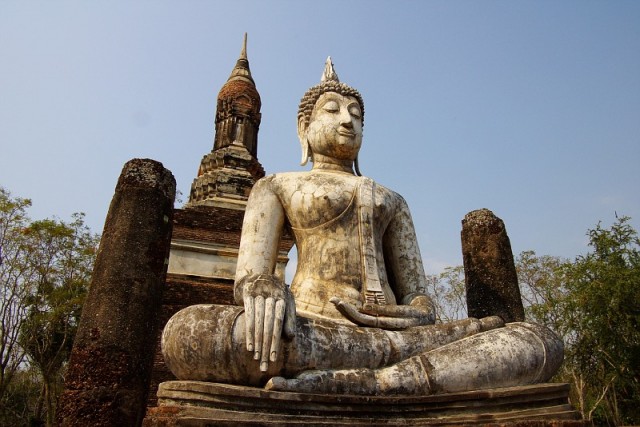 «Шагающий Будда» из Сукотая
